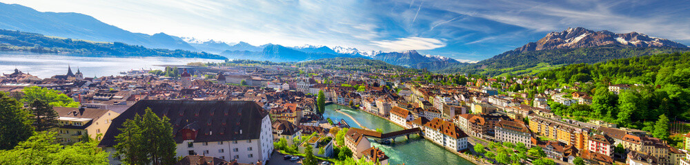 Fototapeta na wymiar Historic city center of Lucerne with famous Chapel Bridge and lake Lucerne (Vierwaldstattersee), Canton of Luzern, Switzerland