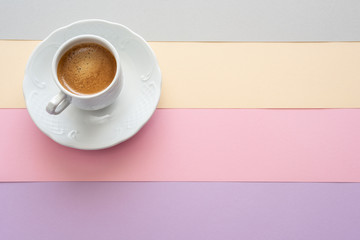 Obraz na płótnie Canvas Taza de café expreso sobre una superficie de colores pastel con espacio vacío para texto. Flat.Lay