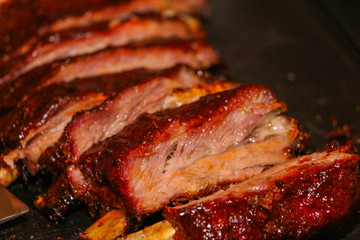 costine di maiale ribs laccatura salsa barbecue porzionate golosissime 