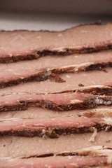 brisket a fette prima della refrigerazione punta di petto carne manzo barbecue barbeque bbq back...