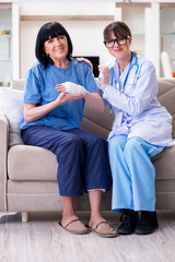 Obraz premium Doctor examining old mature woman after incident