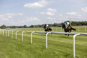 pferde jockey auf der Rennbahn Iffezheim