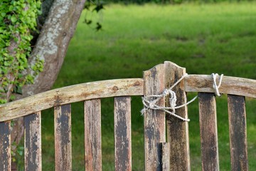 Fototapeta premium Vieux portail en bois fermé par une corde
