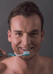 Man cleaning teeth