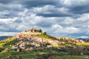 Naklejka premium Old mediterranean town Motovun with the surrounding countryside on the peninsula of Istria, Croatia, Europe.