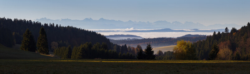 Herbstliche Alpensicht bei Sonnenaufgang
