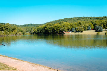Obraz premium Looking over the lake at Blue Spruce Park from a stone in the lake.