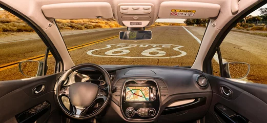Gordijnen Autovoorruit met Historic Route 66-bord in Californië, VS © marcorubino