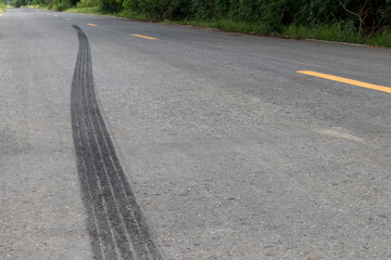 Naklejka premium Traces of black tire brakes on the road.