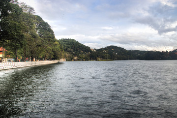 Obraz premium View over the lake in Kandy, Sri Lanka.
