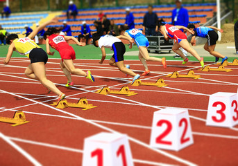 The sports meeting, the athletes began to sprint race