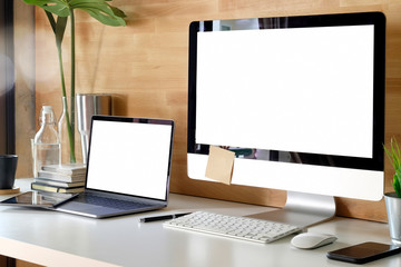 Fototapeta premium Mockup blank screen computer on desk.