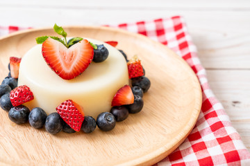 yogurt pudding with fresh strawberries and blueberries