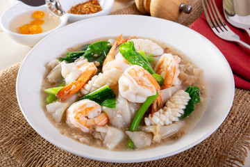 Fried noodle with sea food and kale in gravy