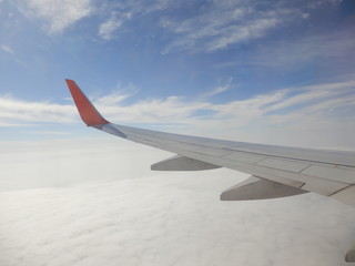 Obraz premium 飛行機の翼と青空