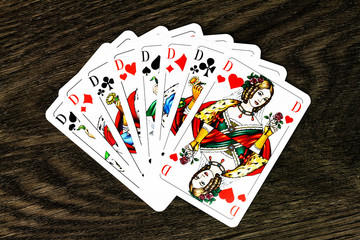 Damenrunde aus Spielkarten