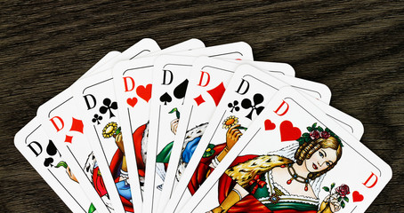 Damenrunde aus Spielkarten