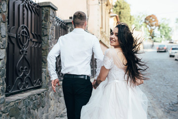 Fototapeta premium A young, sympathetic couple walks through the streets of the city.