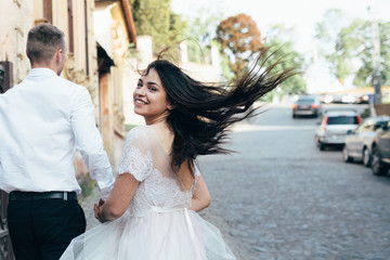 Naklejka premium A young, sympathetic couple walks through the streets of the city.