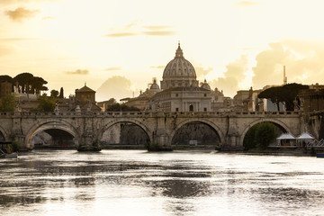 Fototapeta na wymiar Couché de soleil sur le Tibre à Rome avec vue sur la basilique Saint-Pierre