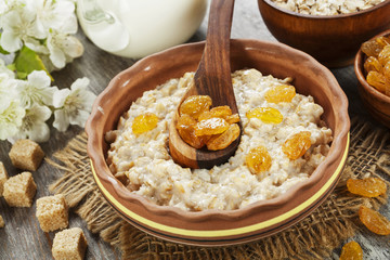 Oatmeal with raisin