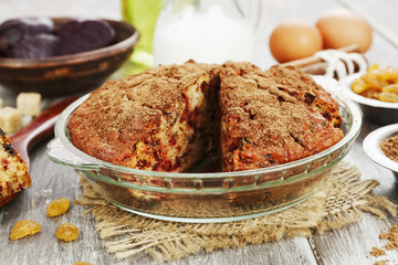 Beetroot pie with raisins