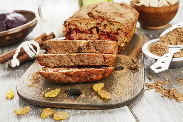 Beetroot pie with raisins
