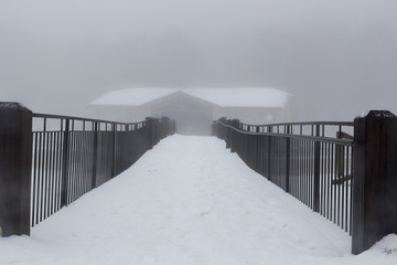 Obraz premium house silhouette in the fog and snow