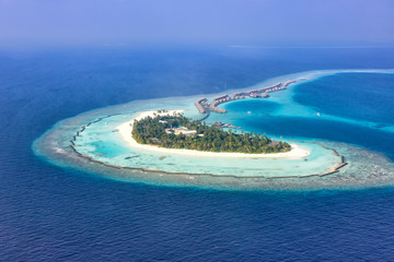 Malediven Insel Urlaub Paradies Meer Textfreiraum Copyspace Halaveli Resort Ari Atoll Luftbild - obrazy, fototapety, plakaty