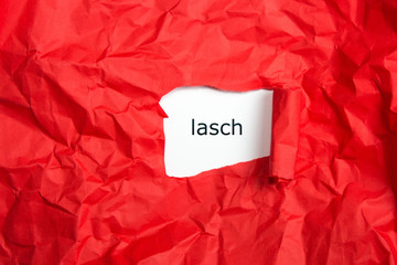 Schrift mit Gefühl lasch auf roten Papier, aufgerissen und zerknüllt