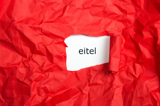 Schrift mit Gef&uuml;hl eitel auf roten Papier, aufgerissen und zerkn&uuml;llt