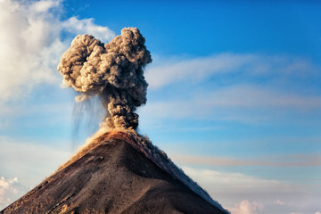El Volcán de Fuego, Guatemala, 21.04.2018 - obrazy, fototapety, plakaty