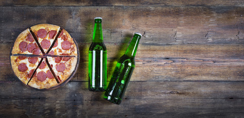 pizza. bière, pepperoni, cuisine italienne, pub, pizzeria, vue de dessus. copie espace