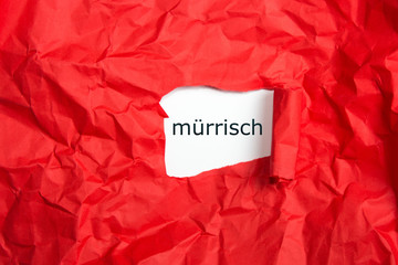 Schrift mit Gefühl mürrisch auf roten Papier, aufgerissen und zerknüllt