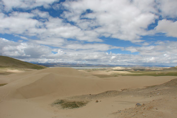 Fototapeta na wymiar highlands desert, a barkhan, Tibet