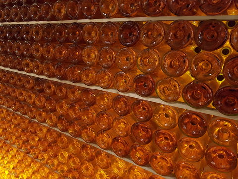 bouteilles de vin dans leur cave &agrave; vins