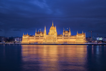 Fototapeta na wymiar Parliament Buidling at night in Budapest, Hungary