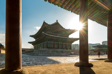 Fototapeta premium Poranny wschód słońca w pałacu Gyeongbokgung w mieście Seul w Korei
