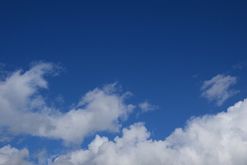 Weiße Wolken, blauer Himmel, Hintergrund