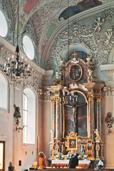 Fototapeta na wymiar Fedeli che pregano chiesa di san bartolomeo innsbruck