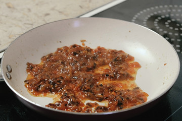 Prepare sause from onion, garlic and tomatoes in frying pan.
