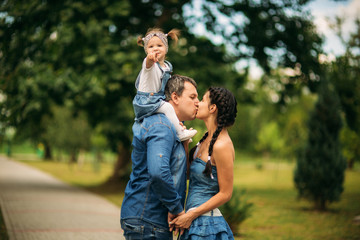 Fototapeta premium Family in green nature together