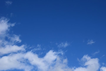 Naklejka na ściany i meble Hintergrund, weiße Cumulus Wolken vor blauen Himmel