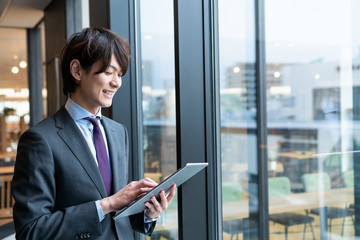 タブレットを持つ男性