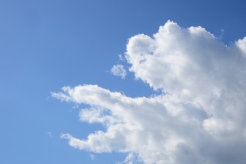 Naklejka na ściany i meble Wolken vor blauen Hintergrund