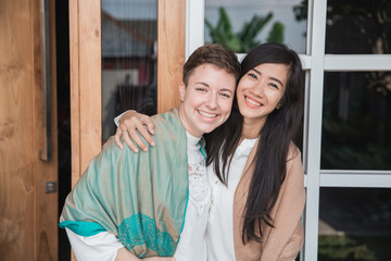 Naklejka premium woman together smiling to camera
