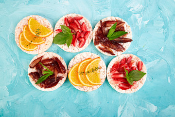 Snack with rice crispbread and fresh fruits © bondarillia