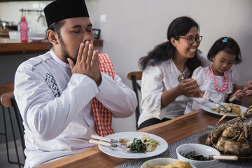 family pray before break fasting