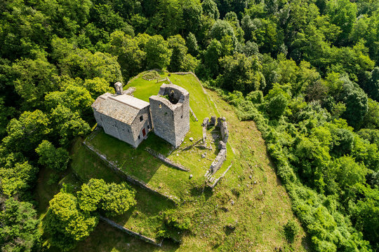 Valtellina (IT) - Costiera dei Cech - Castello di Domofole (1100) - Vista aerea