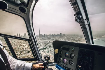 Foto op Plexiglas Dubai, Verenigde Arabische Emiraten binnenkant van helikopter met uitzicht op het centrum van de stad, zee. © Simon